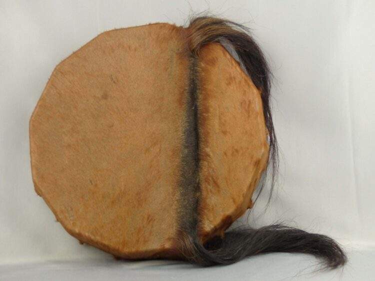 Tambour chamanique artisanal peau de cheval et bois de peuplier-poils caramel et crinière brun noir